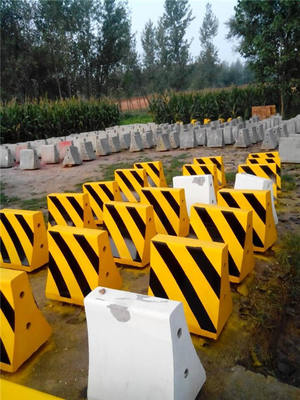 新泰交地交通設(shè)施 道路水泥隔離墩的專業(yè)供應商