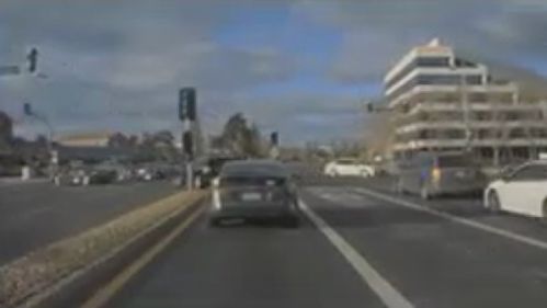 自動駕駛時代 當(dāng)智能汽車遭遇傳統(tǒng)交通設(shè)施的規(guī)則難題